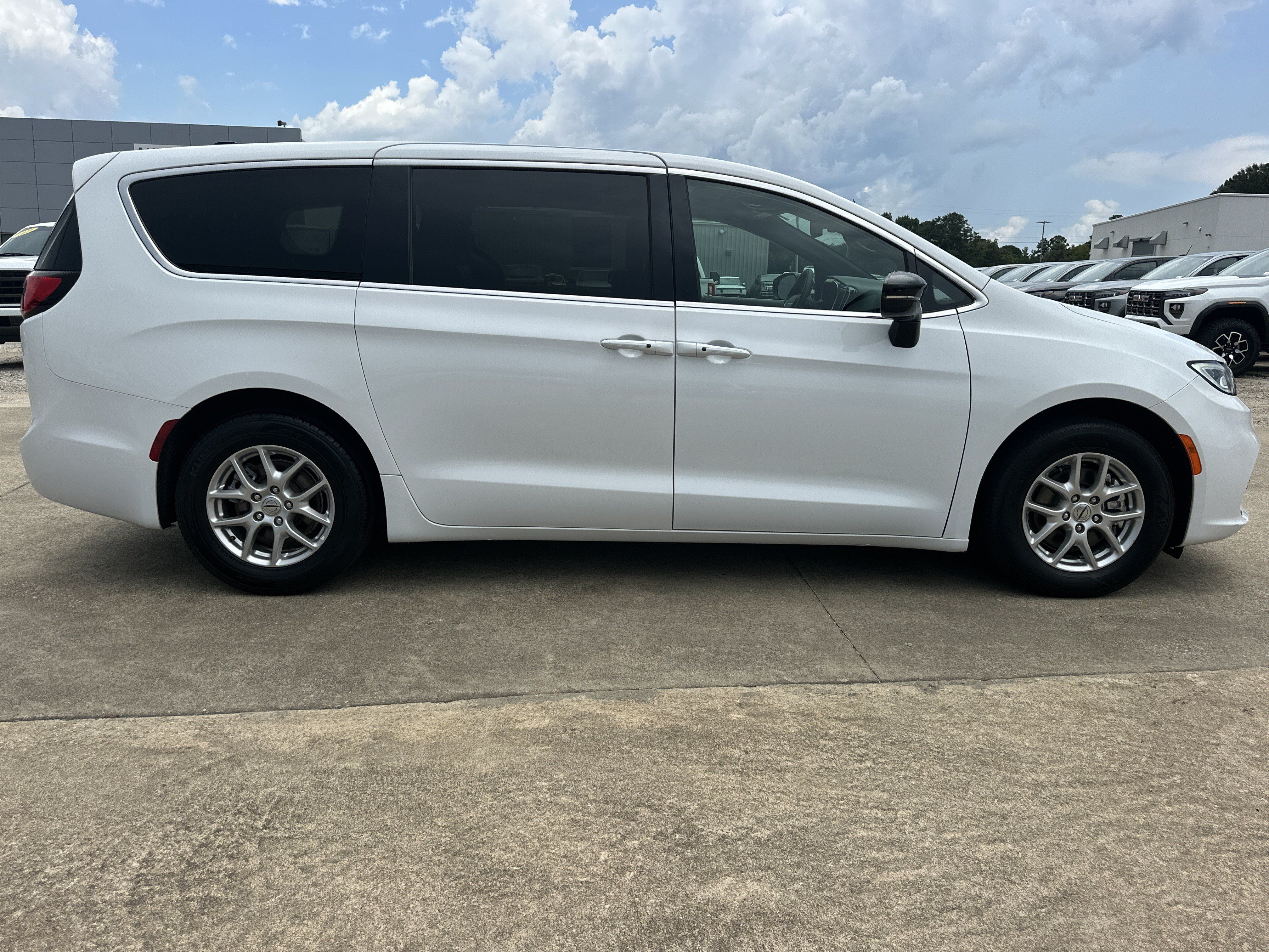 Used 2025 Chrysler Pacifica Select FWD image 4