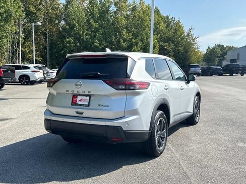Used 2024 Nissan Rogue SV AWD/4WD image 4