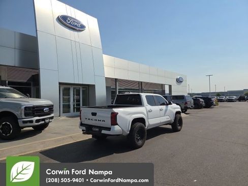 Used 2025 Toyota Tacoma SR5 AWD/4WD image 10