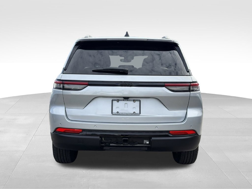Used 2024 Jeep Grand Cherokee Altitude RWD image 7