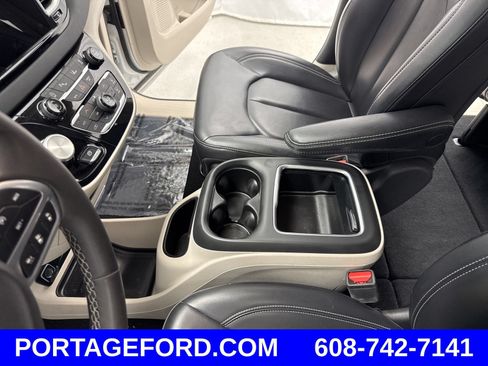 Used 2023 Chrysler Pacifica Touring-L FWD image 20
