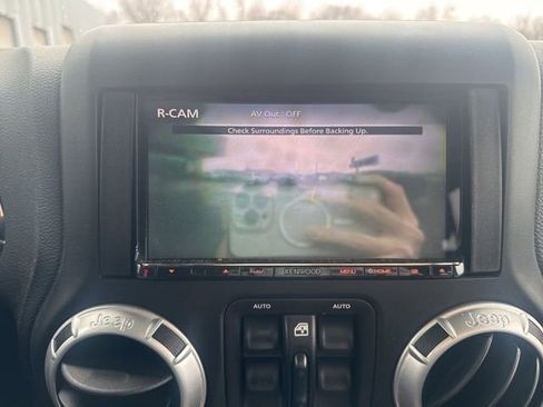 Used 2015 Jeep Wrangler Unlimited Sahara w/ Connectivity Group image 17