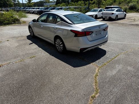 Used 2025 Nissan Altima 2.5 SV FWD image 3