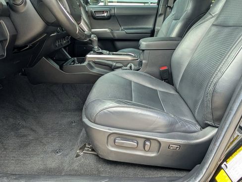 Used 2022 Toyota Tacoma Limited AWD/4WD image 15