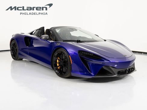 Used 2025 McLaren Artura Spider image 2