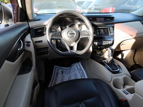 Used 2019 Nissan Rogue SL w/ Premium Package image 14