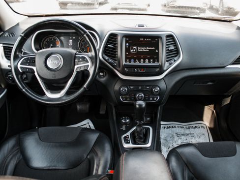 Used 2018 Jeep Cherokee Trailhawk AWD/4WD image 27
