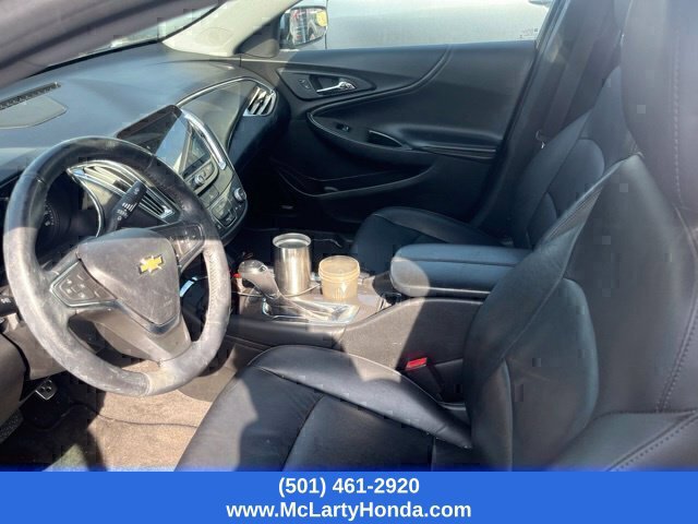 Used 2017 Chevrolet Malibu LT w/ Leather Package FWD image 4