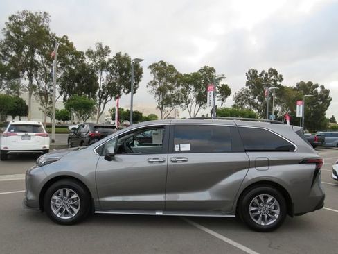 Certified 2026 Toyota Sienna XLE image 7