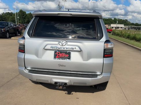 Used 2018 Toyota 4Runner SR5 RWD image 8