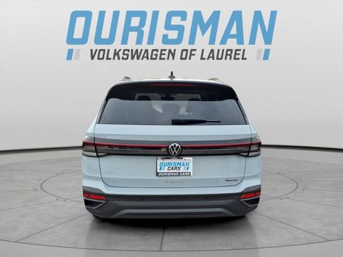 Certified 2025 Volkswagen Taos SE image 5