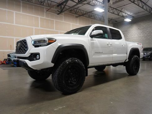 Used 2021 Toyota Tacoma TRD Off-Road w/ Technology Package AWD/4WD image 2