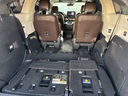 Used 2021 Toyota Sienna Platinum image 18