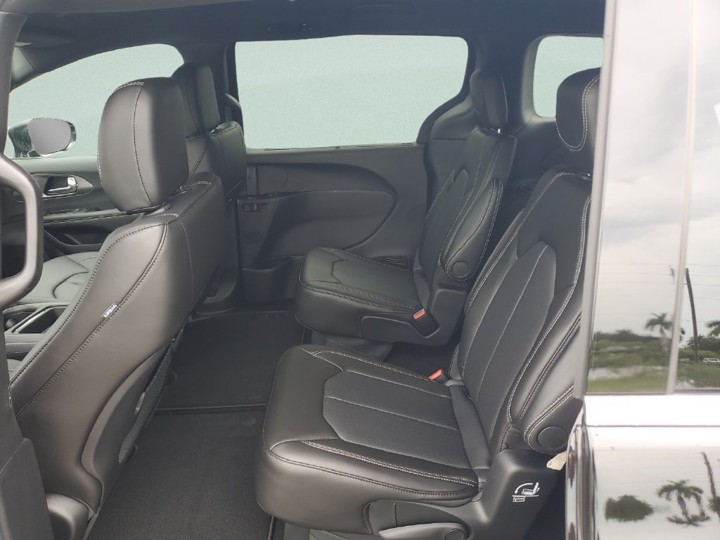 New 2027 Chrysler Pacifica Select FWD image 10