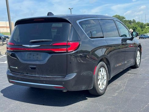 Used 2023 Chrysler Pacifica Touring-L FWD image 3