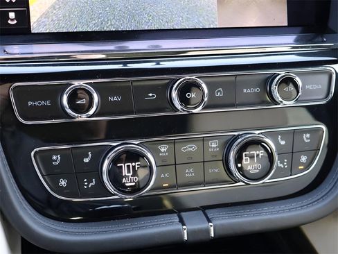 Used 2023 Bentley Bentayga Extended Wheelbase image 28