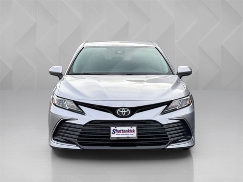 Used 2022 Toyota Camry LE image 2