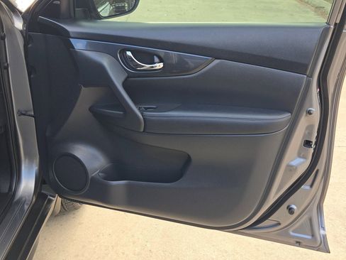 Used 2019 Nissan Rogue SV image 30