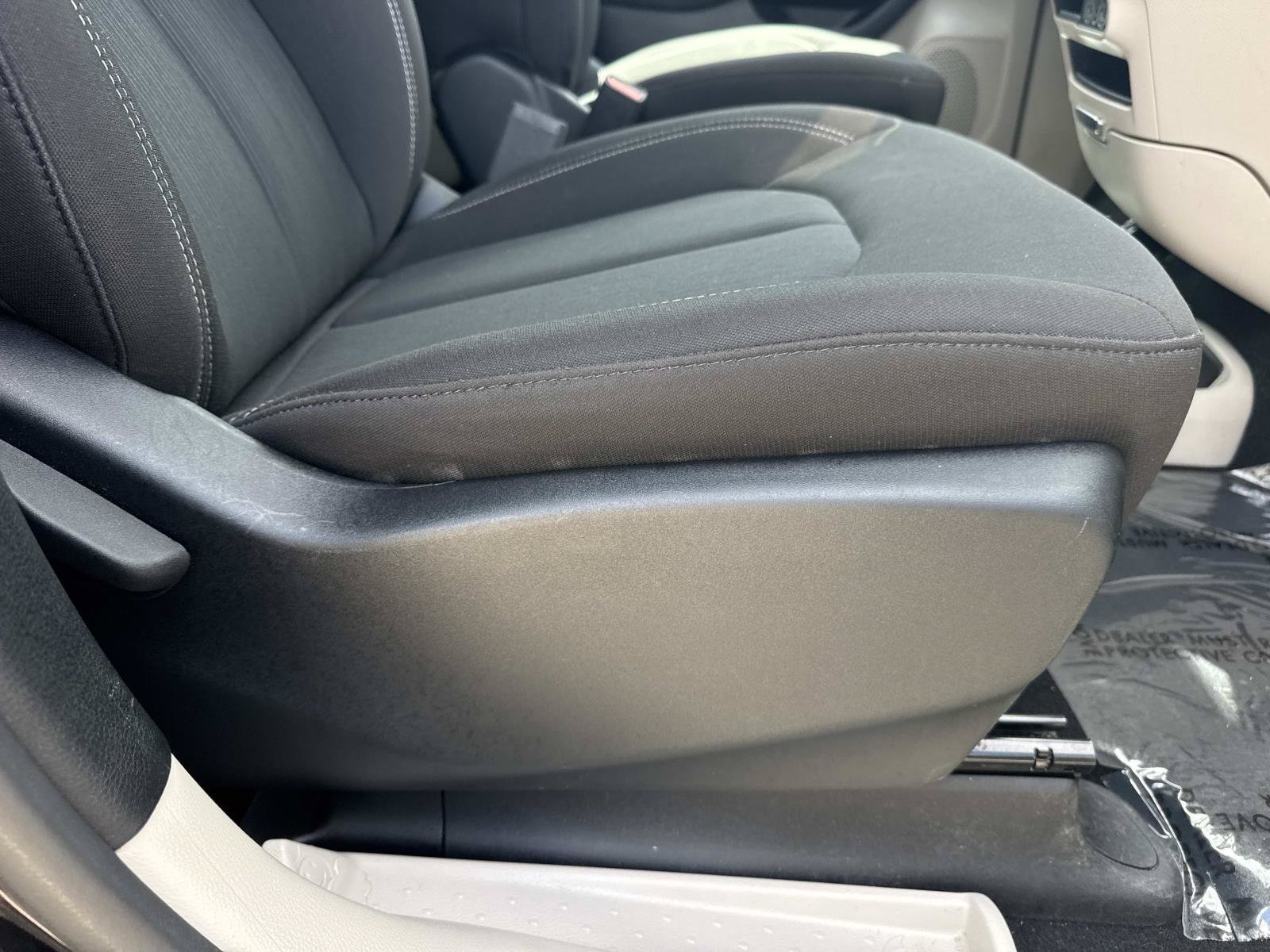 Used 2023 Chrysler Voyager LX FWD image 13