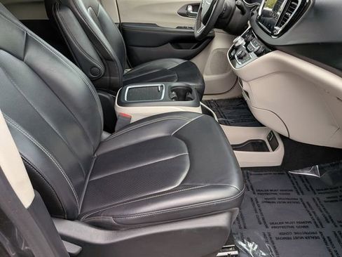 Used 2023 Chrysler Pacifica Touring-L FWD image 34