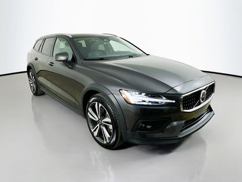 Used 2025 Volvo V60 B5 Cross Country Plus AWD/4WD image 3
