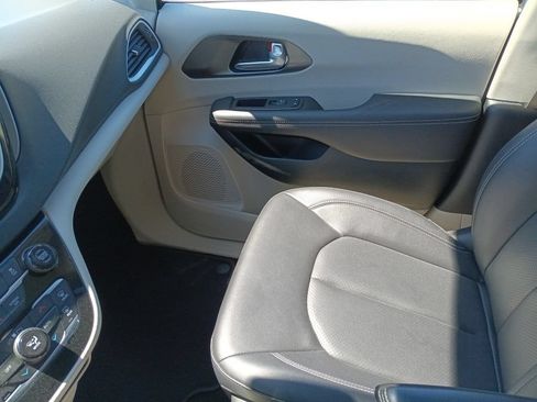 Used 2024 Chrysler Pacifica Touring-L FWD image 9