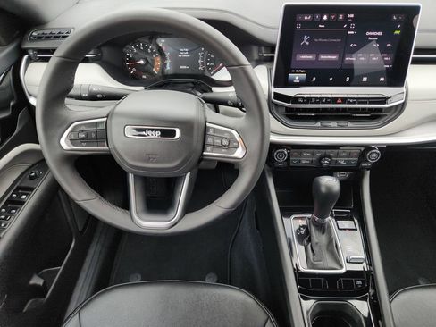 Used 2025 Jeep Compass Limited image 33