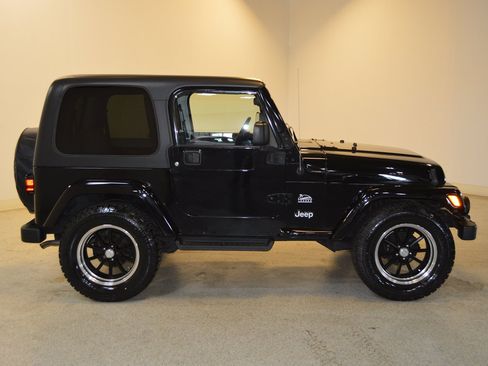 Used 2004 Jeep Wrangler Sahara w/ Dual Top Group AWD/4WD image 2