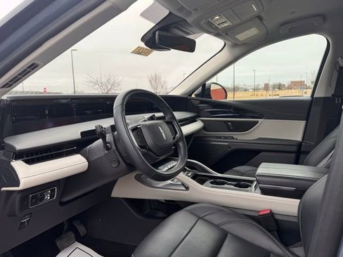 Used 2025 Lincoln Nautilus Premier image 8