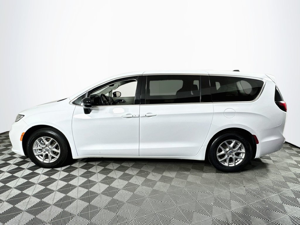 Used 2024 Chrysler Pacifica Touring-L FWD image 4