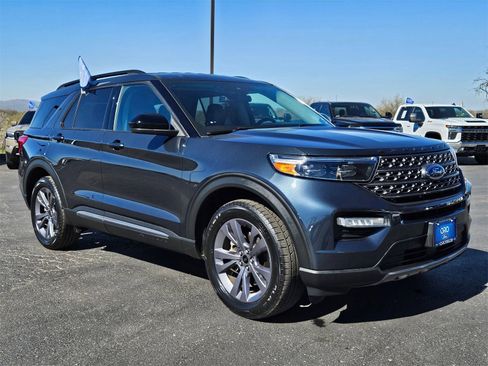 Certified 2022 Ford Explorer XLT w/ Equipment Group 202A image 3