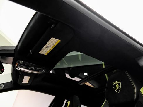 Used 2023 Lamborghini Urus Performante AWD/4WD image 9
