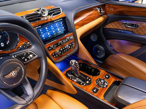 Used 2021 Bentley Bentayga w/ First Edition Specification image 9