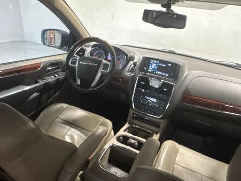 Used 2015 Chrysler Town & Country Limited Platinum FWD image 30