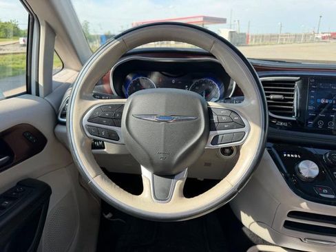 Used 2020 Chrysler Pacifica Limited FWD image 13