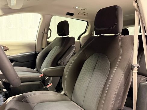Used 2024 Chrysler Voyager LX image 15