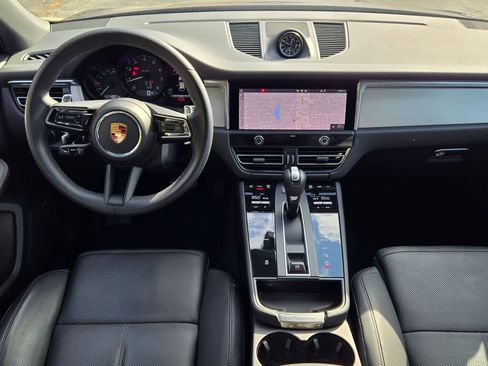 Used 2025 Porsche Macan image 34
