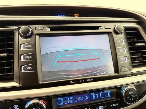 Used 2019 Toyota Highlander XLE AWD/4WD image 18
