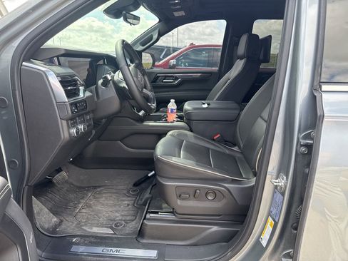 Used 2025 GMC Yukon Elevation w/ Elevation Premium Package image 12