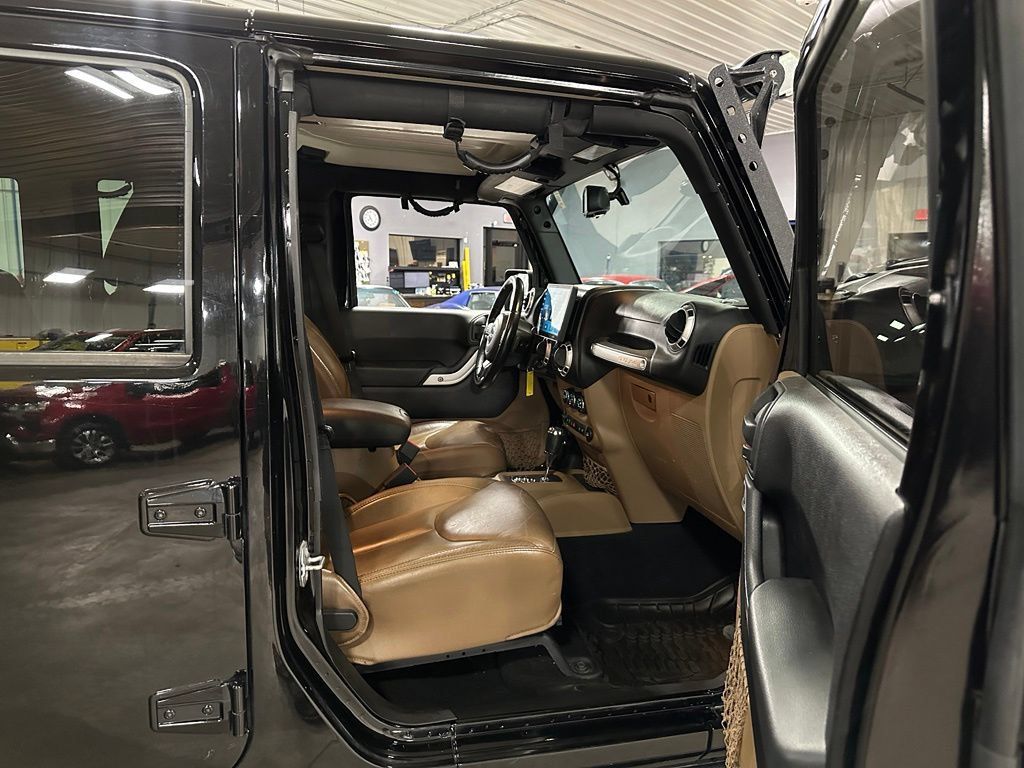 Used 2015 Jeep Wrangler Unlimited Sahara w/ Connectivity Group AWD/4WD image 27