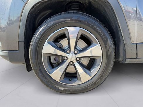 Used 2019 Jeep Cherokee Limited image 9