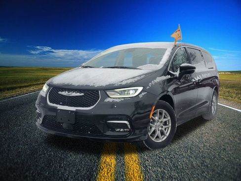 Certified 2024 Chrysler Pacifica Touring-L image 33