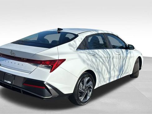 Used 2025 Hyundai Elantra SEL image 7