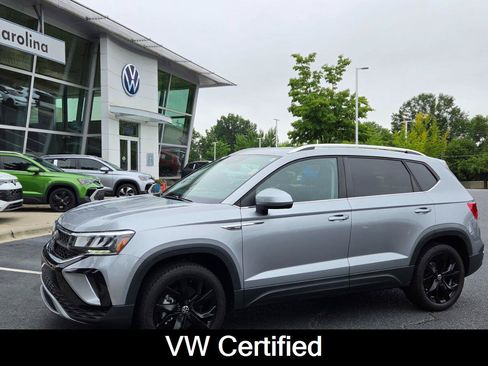 Used 2023 Volkswagen Taos SE w/ Panoramic Sunroof Package FWD image 1