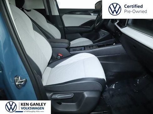 Used 2025 Volkswagen Tiguan SE AWD/4WD image 33