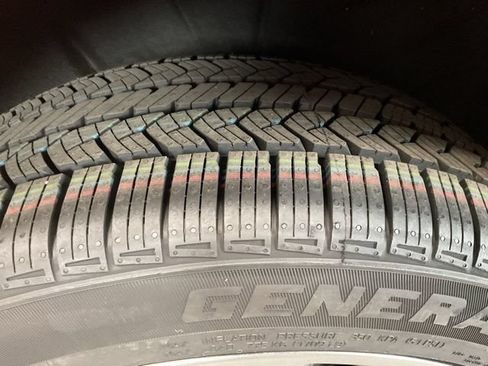 Used 2023 Buick Envision Avenir AWD/4WD image 8