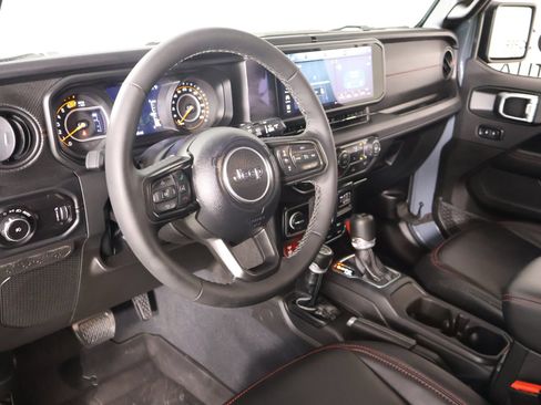 Used 2025 Jeep Wrangler Rubicon w/ Convenience Group AWD/4WD image 2