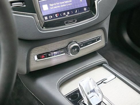 Used 2024 Volvo XC90 B6 Ultimate w/ Protection Package Premier image 17