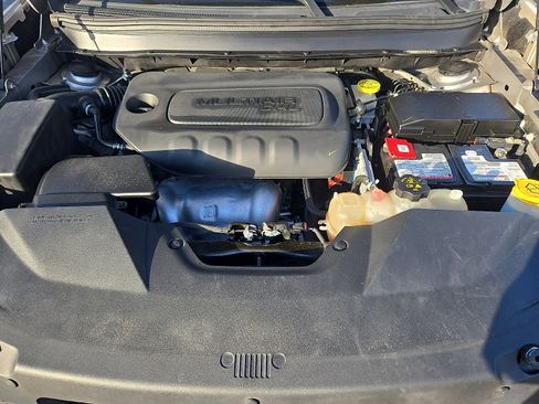 Used 2019 Jeep Cherokee Limited image 27