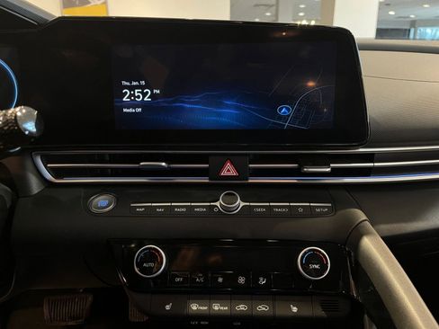 Used 2025 Hyundai Elantra Limited image 21